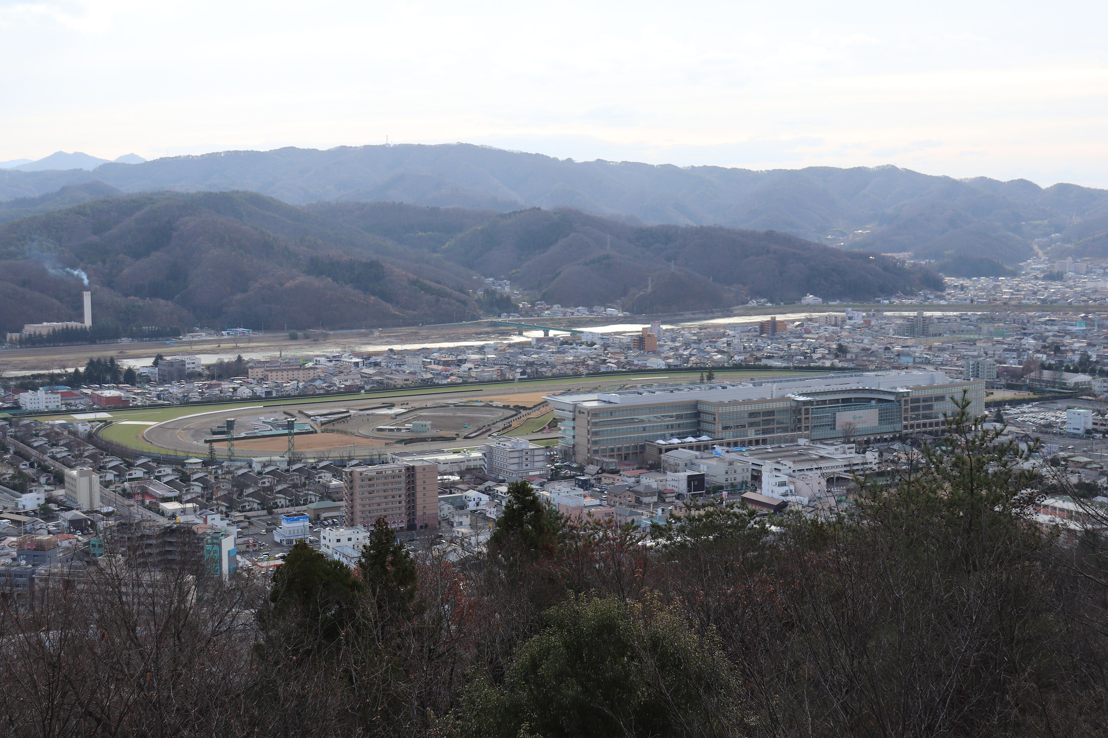 信夫山から望む福島競馬場と福島市街