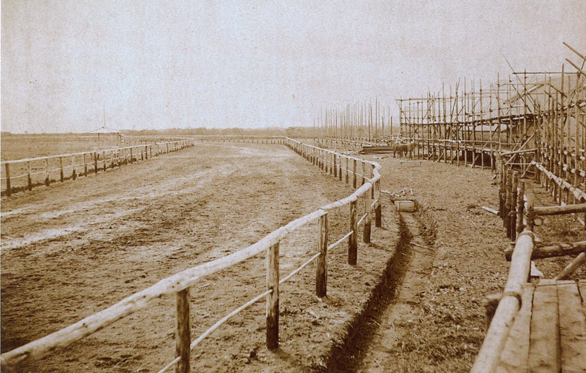 建設中の旧函館競馬場（1882年）