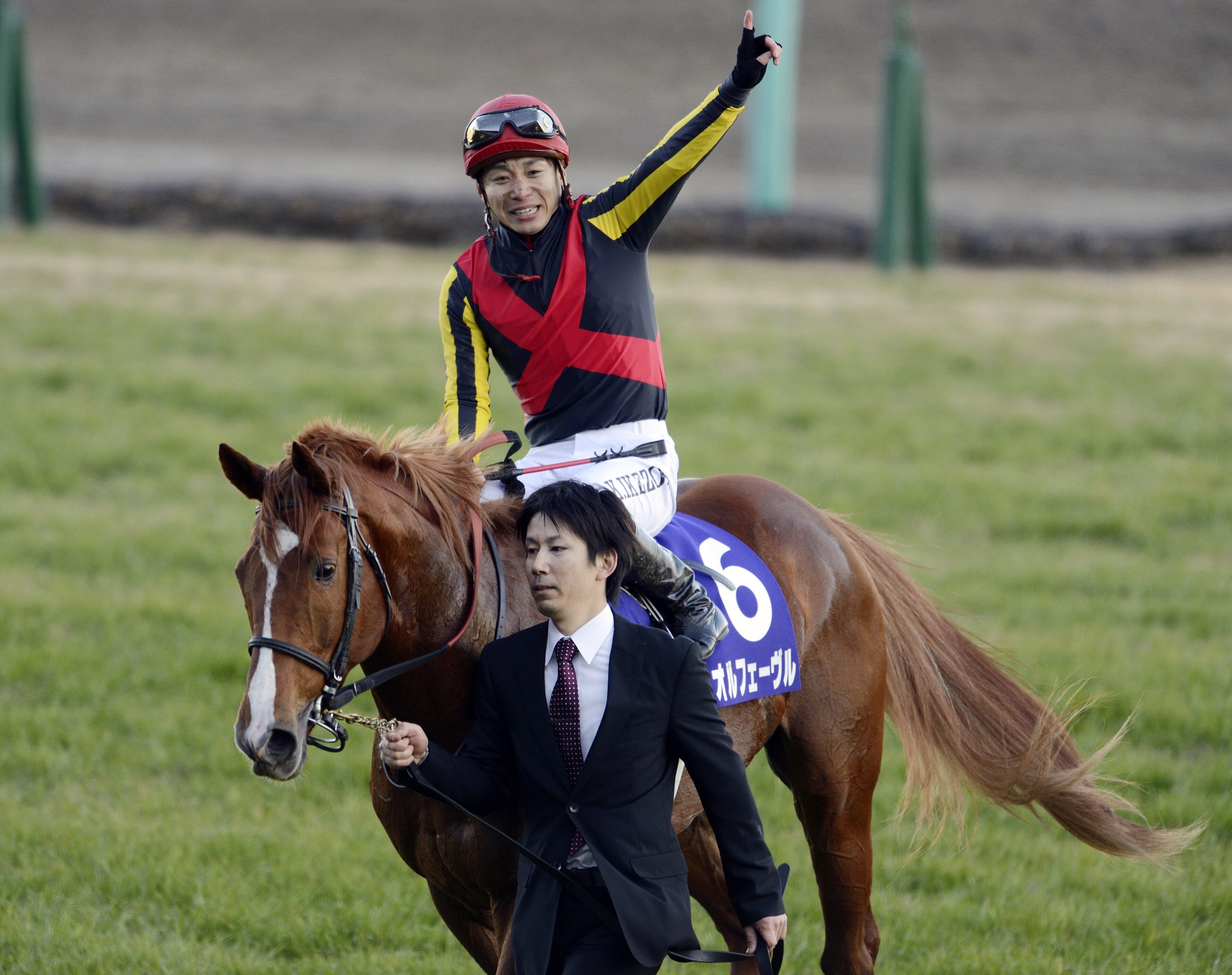 ウイニングランを終えて引き揚げるオルフェーヴルと池添謙一騎手