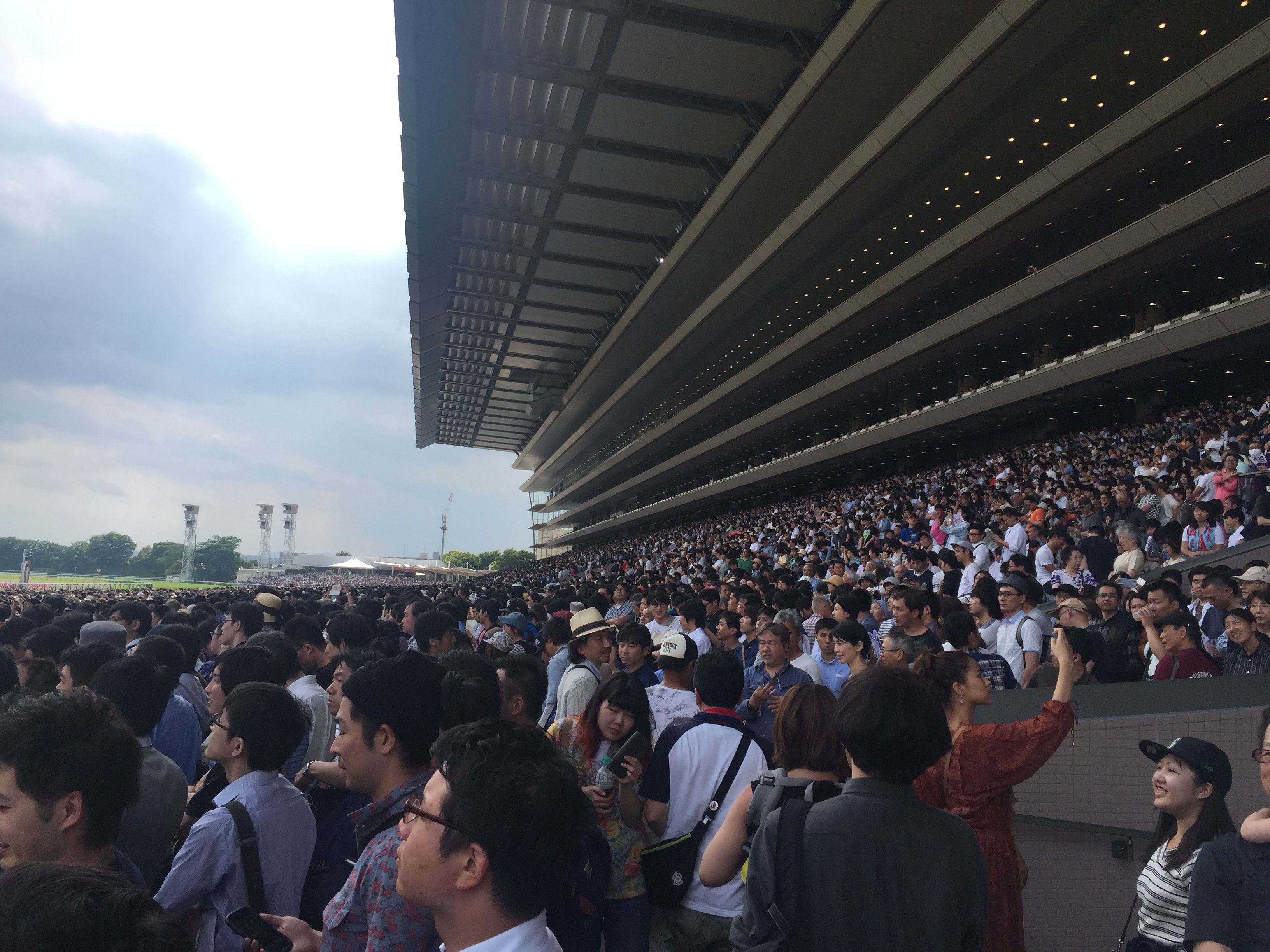 日本ダービー当日の東京競馬場スタンド