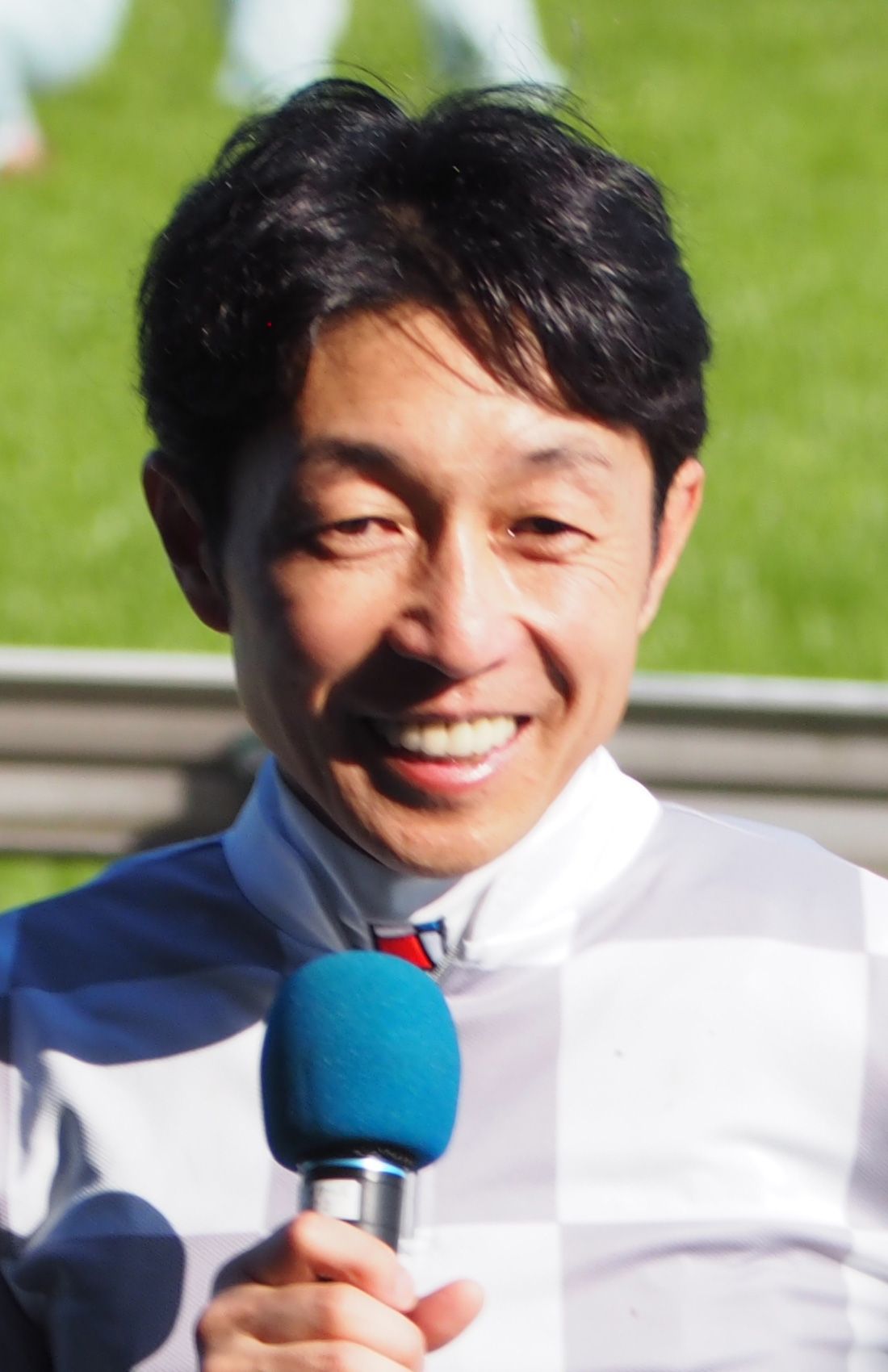 日本ダービー勝利後のインタビューに応じる武豊騎手